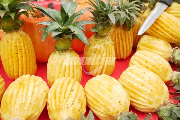 Pineapple Peeling